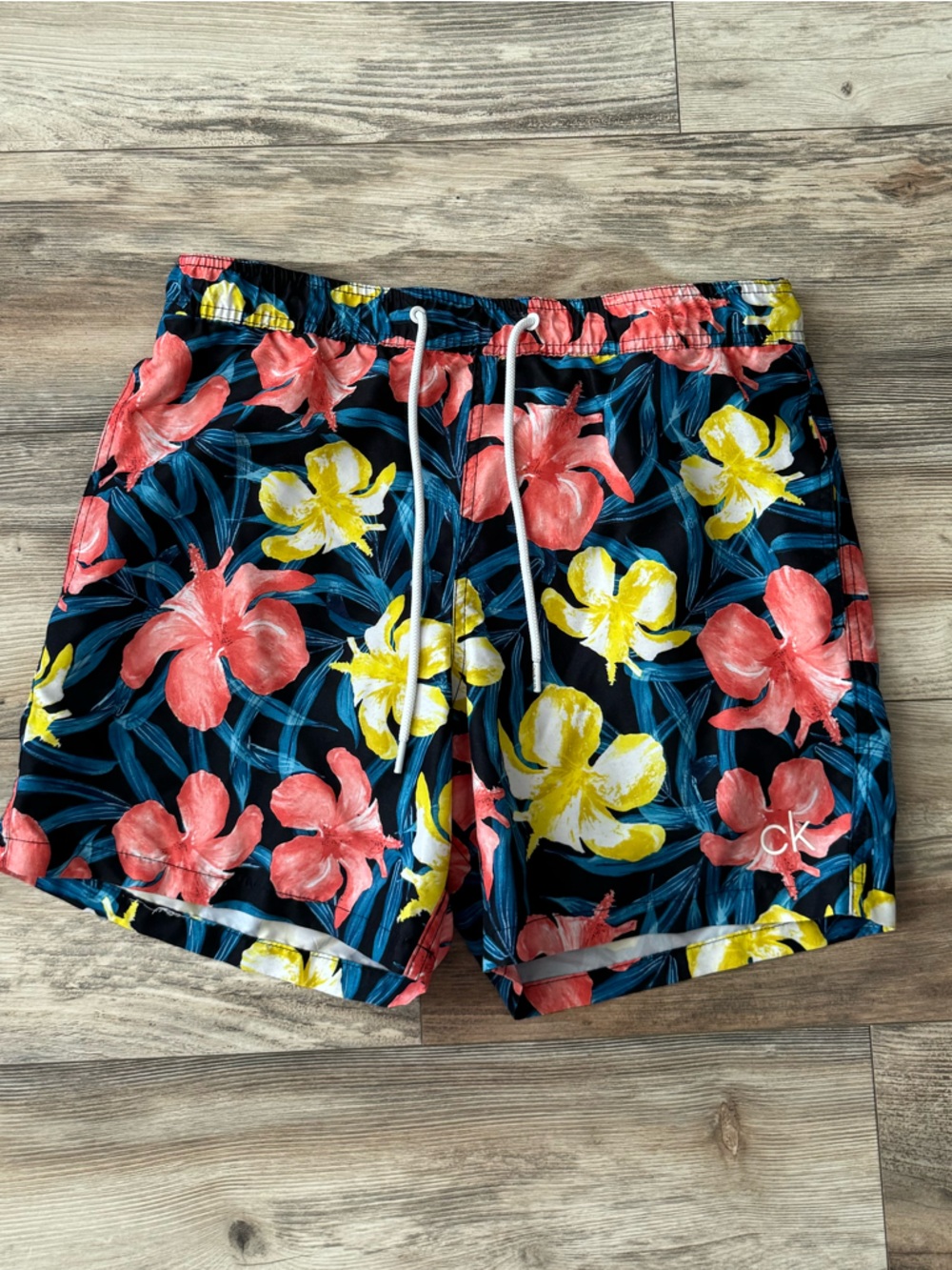 Calvin Klein Men's Tropical Hibiscus 5" Swim Trunks Medium